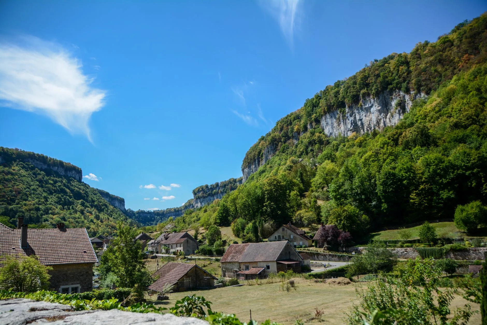 Village niché dans une reculée boisée du Jura